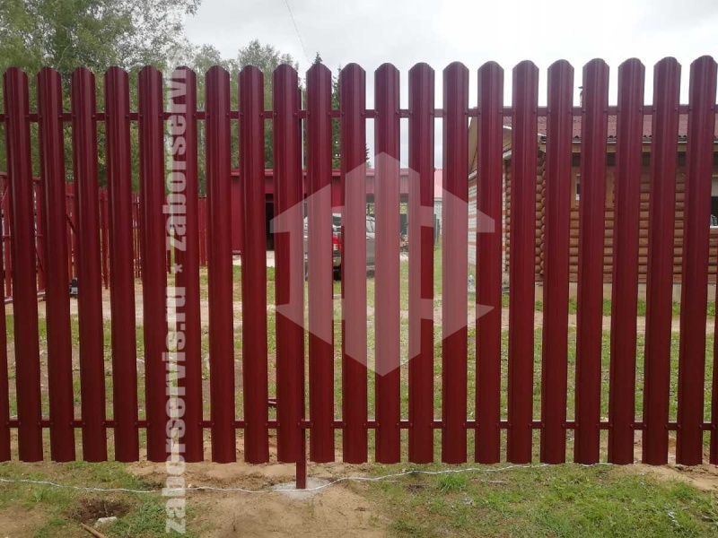 Забор из евроштакетника с забивными столбами 57 метров