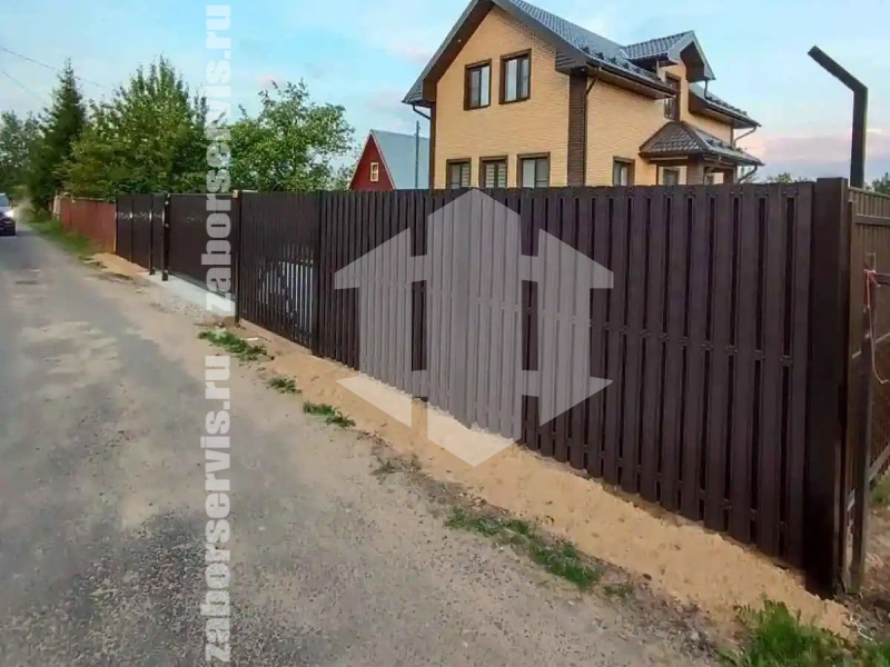 Заборы из металлического штакетника шахматка 66 метров