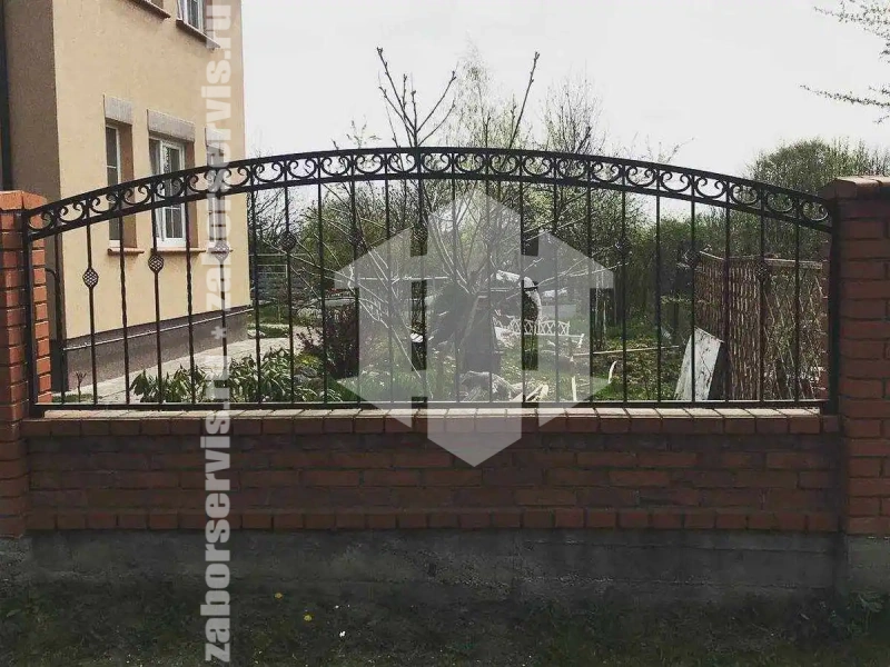 Кованый забор с кирпичными столбами 55 метров