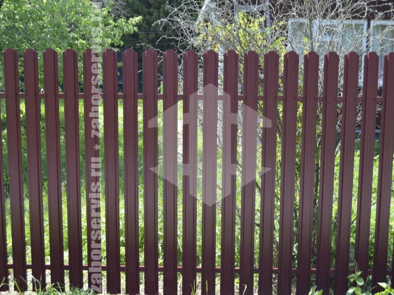 Забор из евроштакетника с утрамбовкой щебнем 73 метра