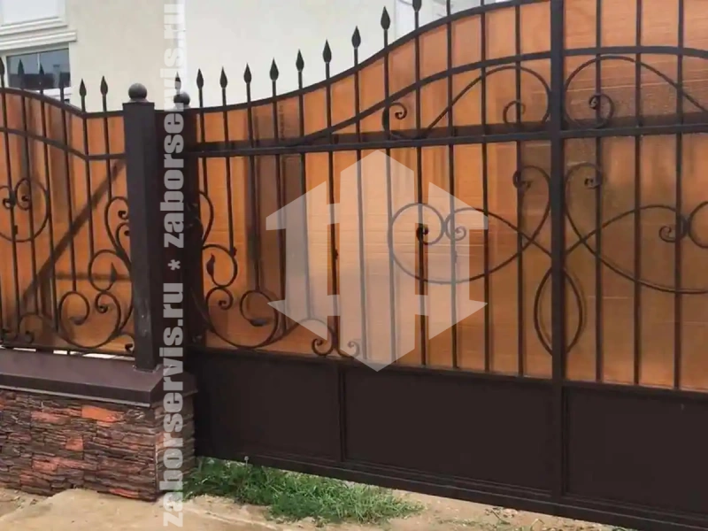 Кованый забор с поликарбонатом 80 метров