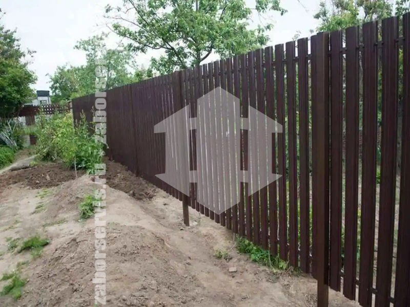 Забор из металлического штакетника 98 метров