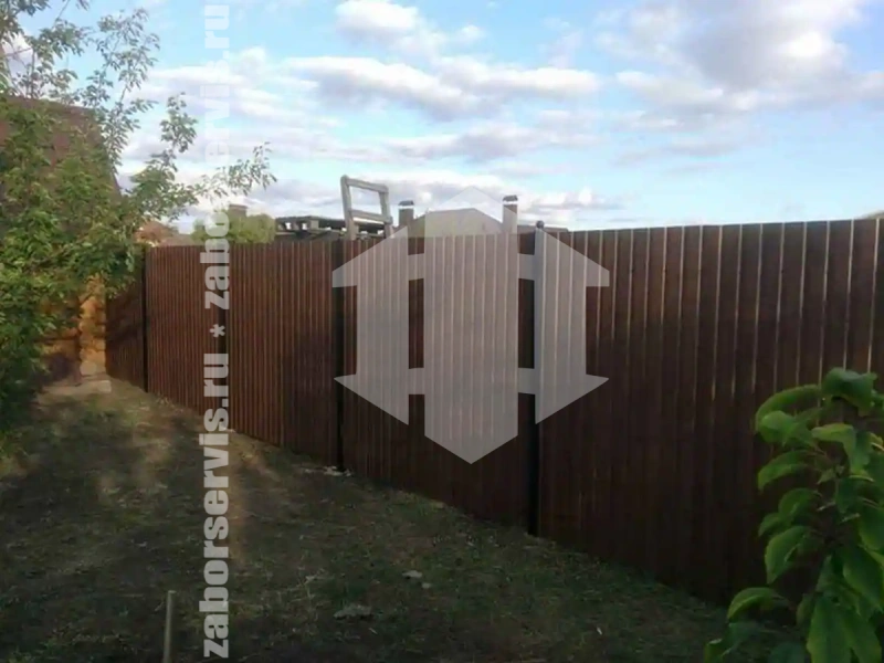 Забор из профнастила под дерево 83 метра