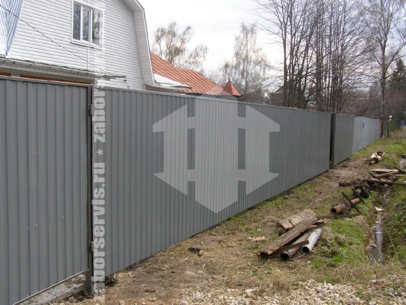 Забор из профнастила с забивными столбами 28 метров