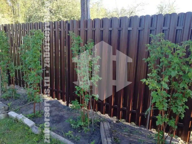 Заборы из металлического штакетника шахматка 70 метров