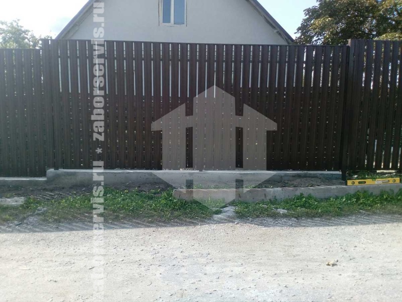 Забор из металлического штакетника на ленточном фундаменте 55 метров