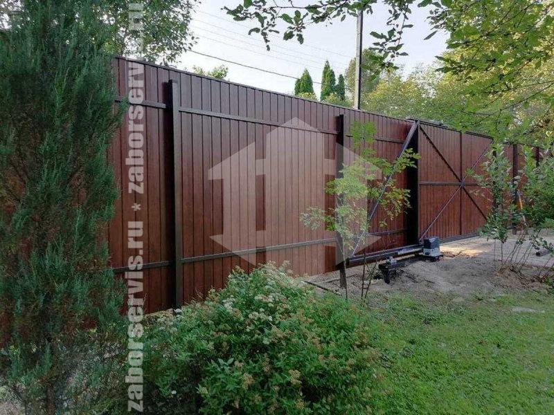Забор из профнастила под дерево 41 метр