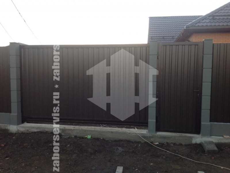 Забор из профнастила на ленточном фундаменте 16 соток