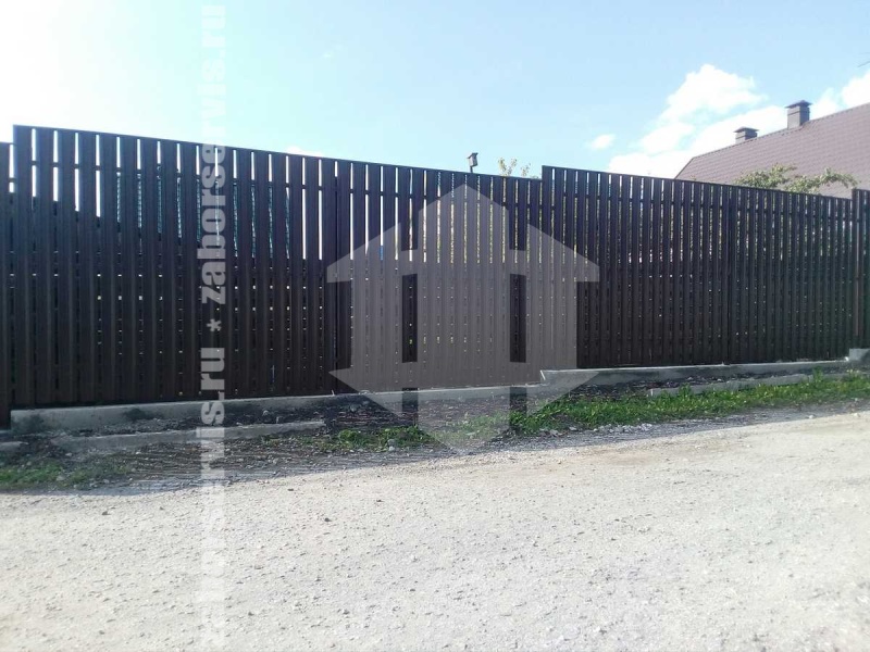 Забор из металлического штакетника на ленточном фундаменте 55 метров