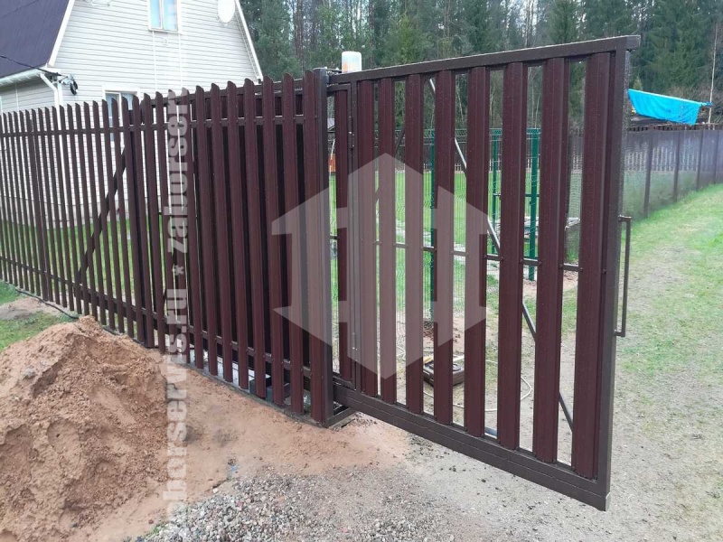 Забор из евроштакетника с утрамбовкой щебнем 48 метров