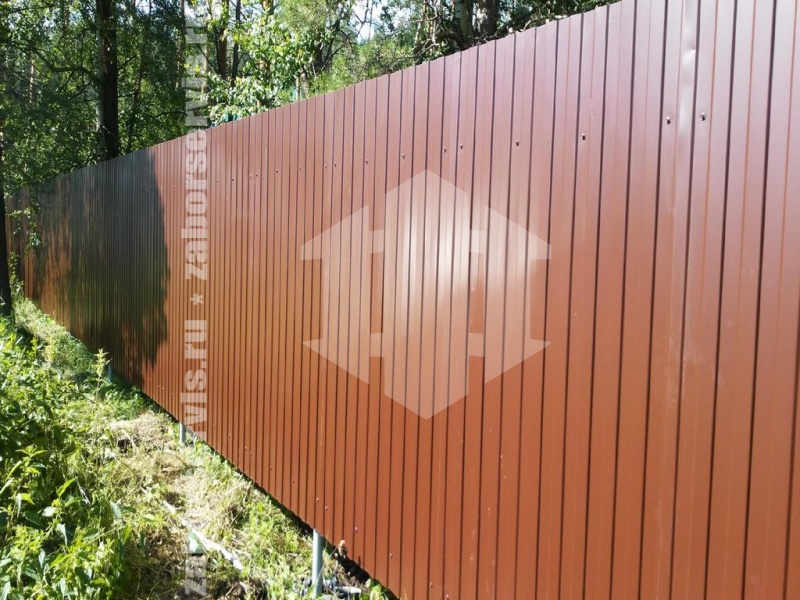 Забор из профнастила с утрамбовкой щебнем 145 метров