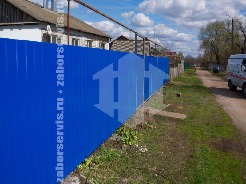 Забор из профнастила с бетонированием столбов синий 24 метра