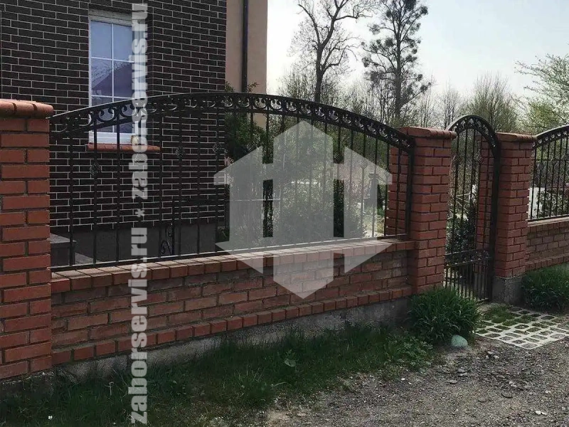 Кованый забор с кирпичными столбами 55 метров