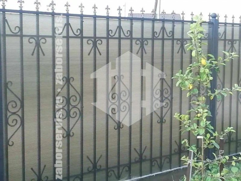 Кованый забор с поликарбонатом 62 метра