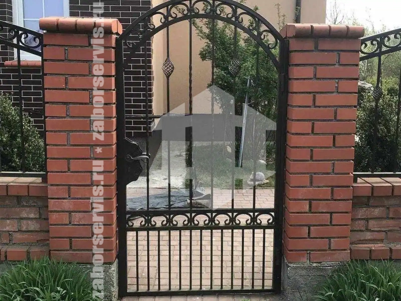 Кованый забор с кирпичными столбами 55 метров