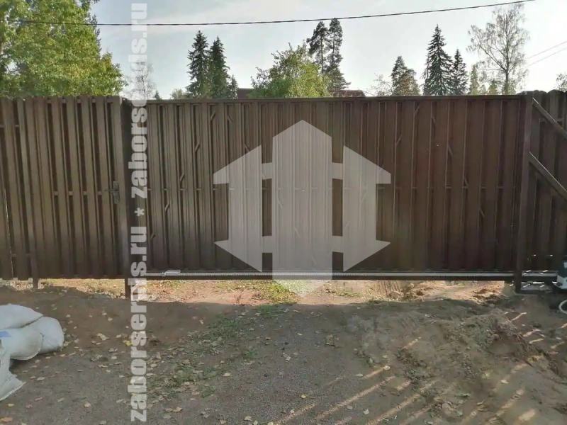 Заборы из металлического штакетника шахматка 45 метров