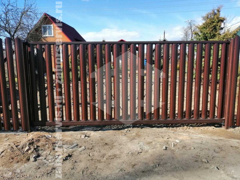 Забор из евроштакетника с утрамбовкой щебнем 162 метра