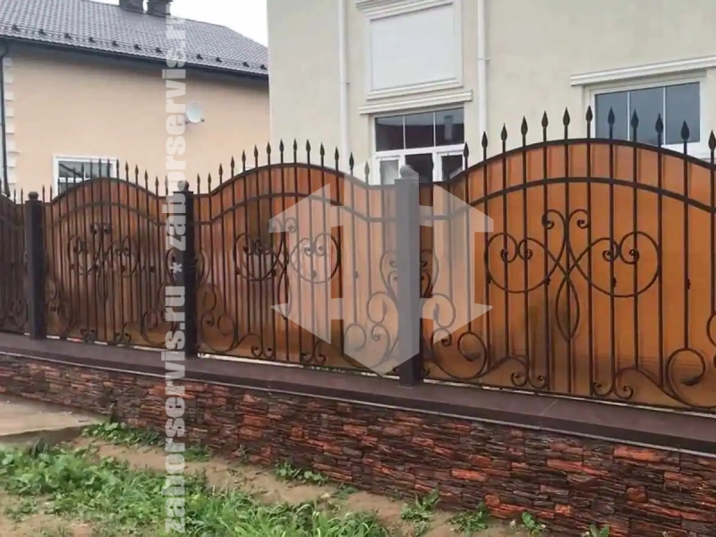 Кованый забор с поликарбонатом 80 метров