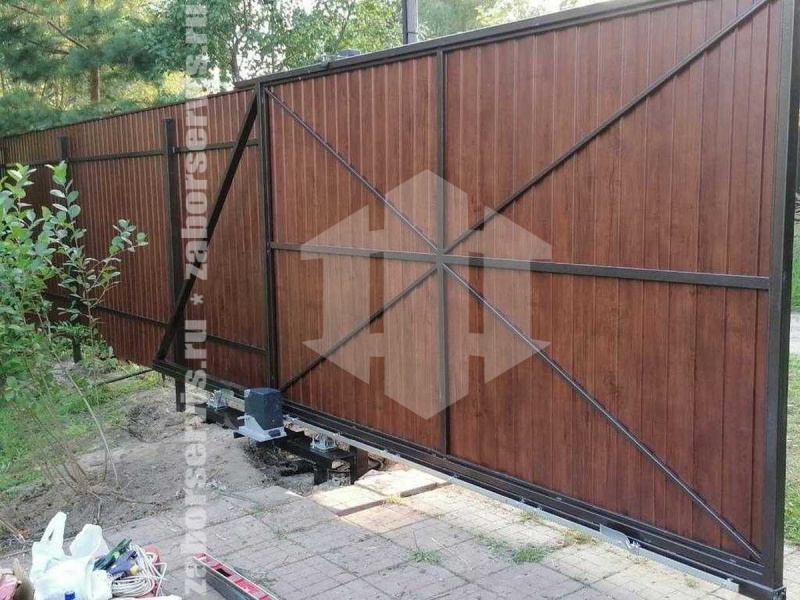 Забор из профнастила под дерево 41 метр
