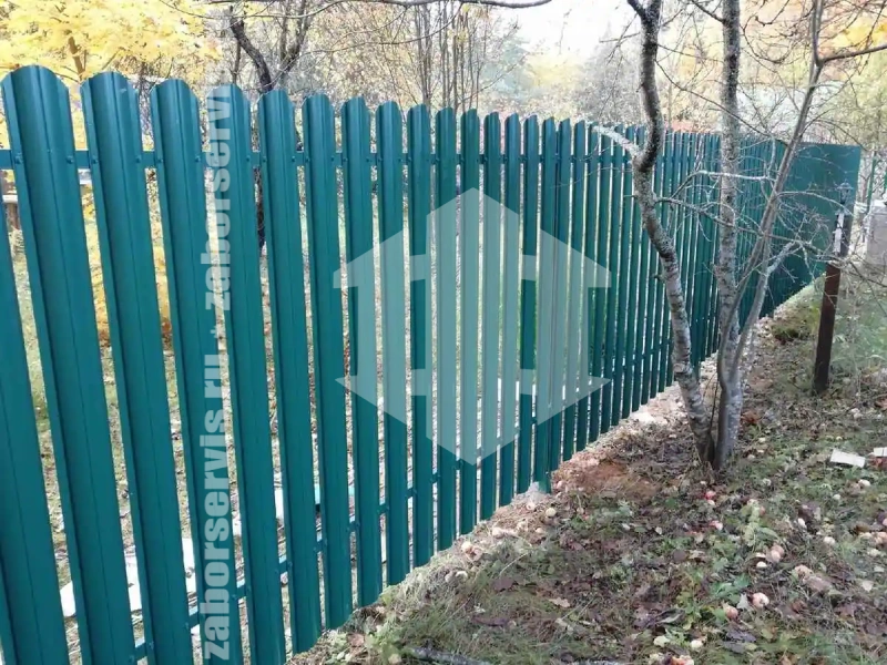 Забор из металлического штакетника зеленый 70 метров