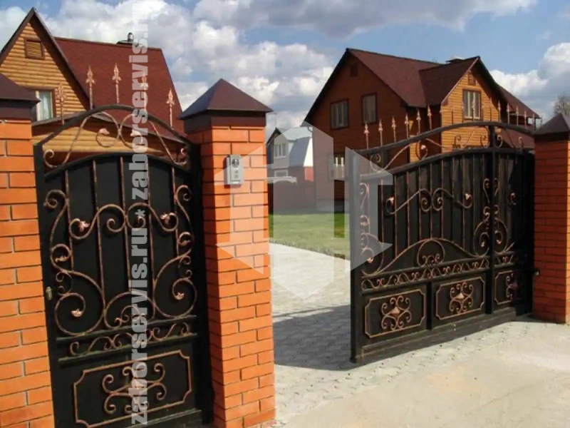 Кованый забор с откатными воротами 45 метров