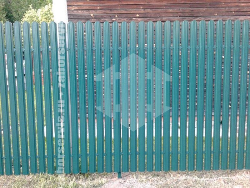 Забор из евроштакетника с забивными столбами 54 метра