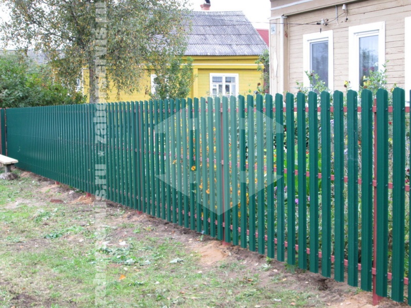 Забор из евроштакетника с забивными столбами 36 метров