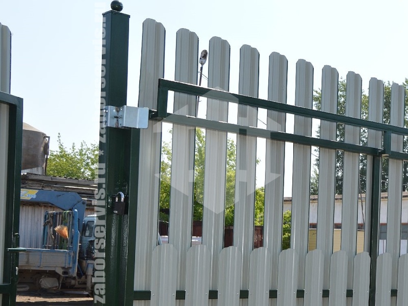 Ворота откатные из штакетника зеленые