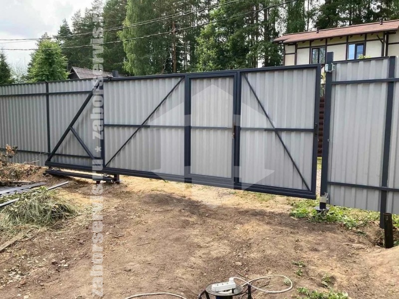 Ворота откатные с калиткой на сваях