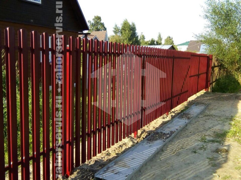 Забор из евроштакетника с забивными столбами 11 соток
