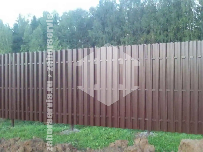 Заборы из металлического штакетника шахматка 99 метров