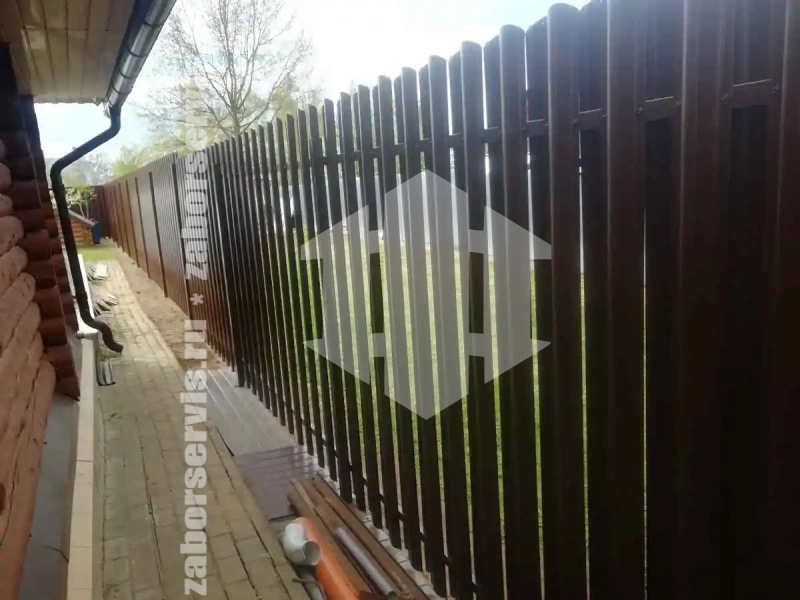 Заборы из металлического штакетника шахматка 94 метров