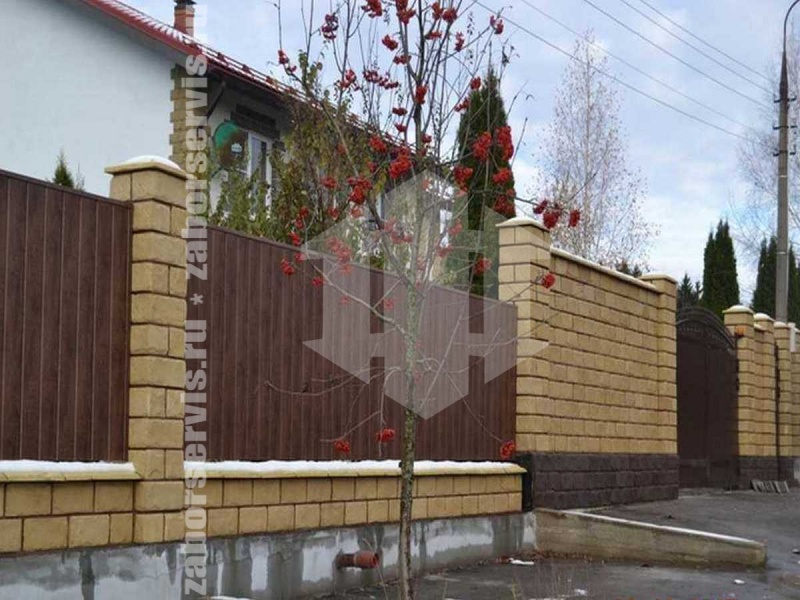 Забор из профнастила под дерево 26 метров