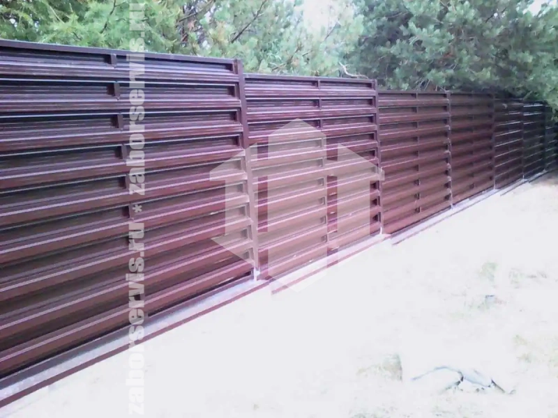 Забор из металлического штакетника горизонтальный 85 метров