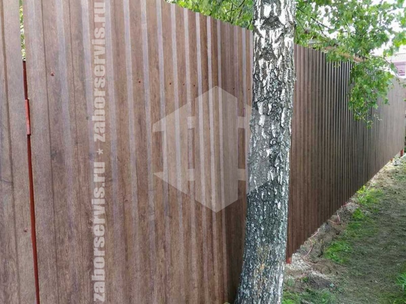 Забор из профнастила под дерево 82 метра