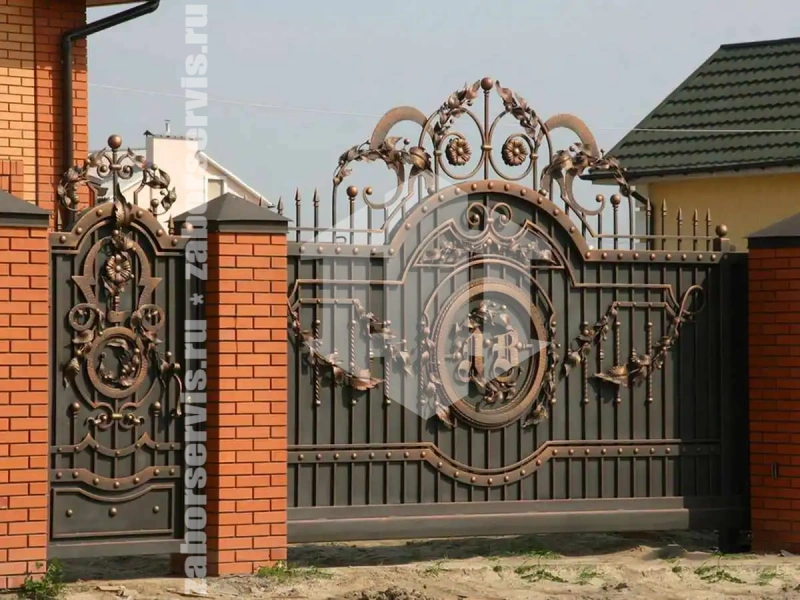 Кованый забор с откатными воротами 60 метров